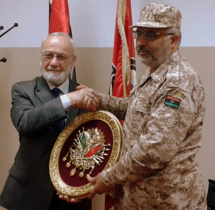 عدنان تانریوردی، بنیانگذار SADAT، در ماه مه 2013 از لیبی دیدن کرد و با مقامات نظامی لیبی دیدار کرد.