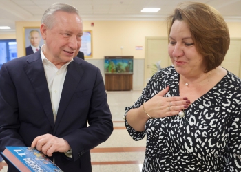 فرماندار سن‌پترزبورگ در حال اهدای کتاب جدید تاریخ به مدیر مدرسه روسی در ترکمنستان